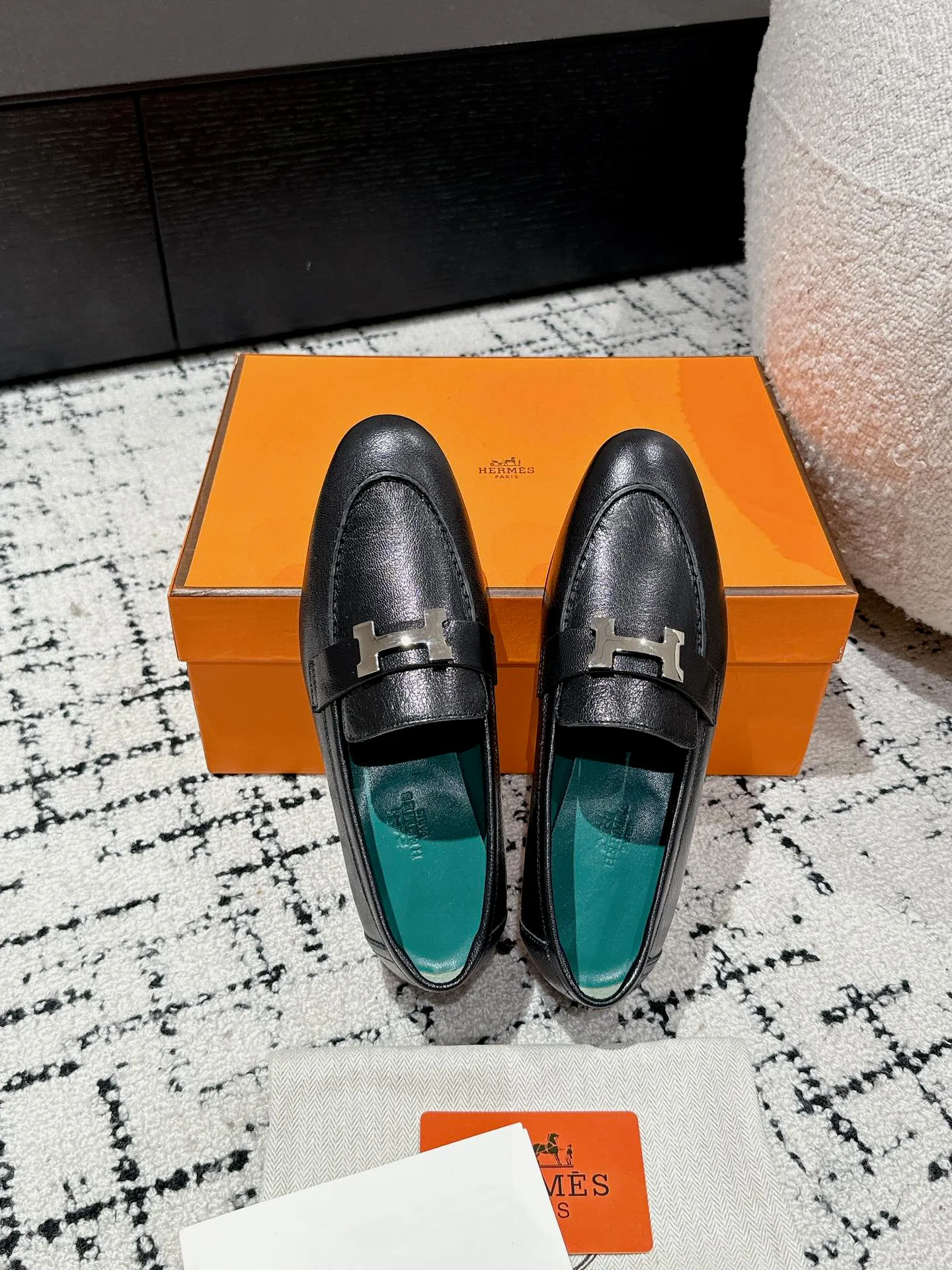 👟👟Ex-factory price 720👟👟 (top version) Hermes/25ss classic model is undoubtedly the leader in luxury goods. Every single product is very popular‼ ️Although the styles are few, they are more refined and more classic. They never go out of style. They are a brand that maintains and appreciates value. It is rare to have such a reputation in consumer goods sincerely! This pair of shoes is a classic style of this brand. It is decorated with metal buckles exclusive to Hermès. It is a classic that has become more and more beautiful over the course of history. We will bring out some goods from the channel in small quantities! The leather feels very, very soft and feels like baby skin! Feel the luxury! Supplies are huge! ✔️Material: imported sheepskin upper ✔️Inner lining/foot pads: imported sheepskin ✔️Outsole: genuine leather ➕tpu bottom ⚠️ ✔️Size: 35/36/37/38/39 (40/41/42 can be ordered)